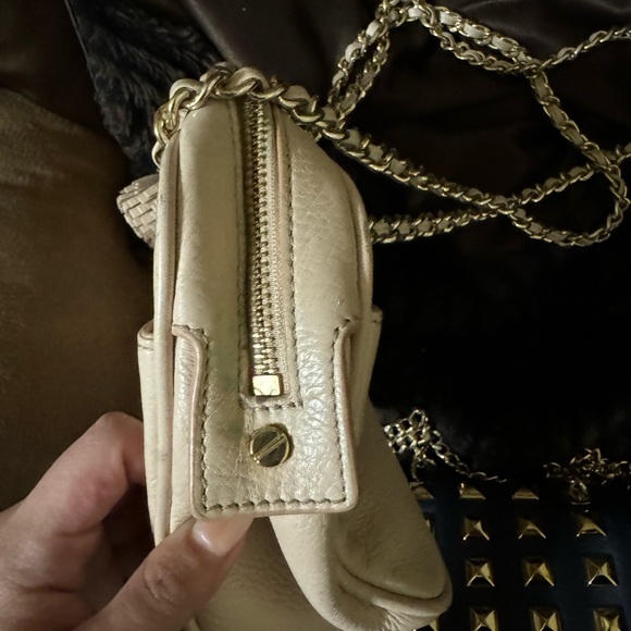 Beige soft leather Tory Burch medium crossbody bag. - Picture 3 of 3